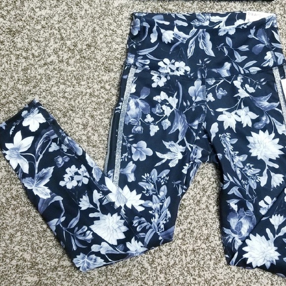 Old Navy Pants - NWT Ankle high rise active legging old navy